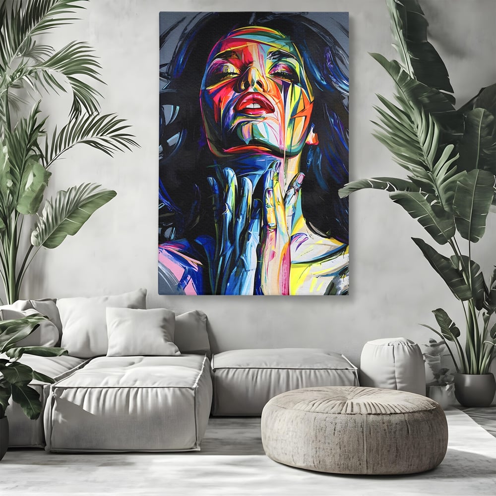 Tablou canvas cu tablou canvas cu femeie stilizata, fara rama, pe sasiu de lemn, pe perete intr-un living